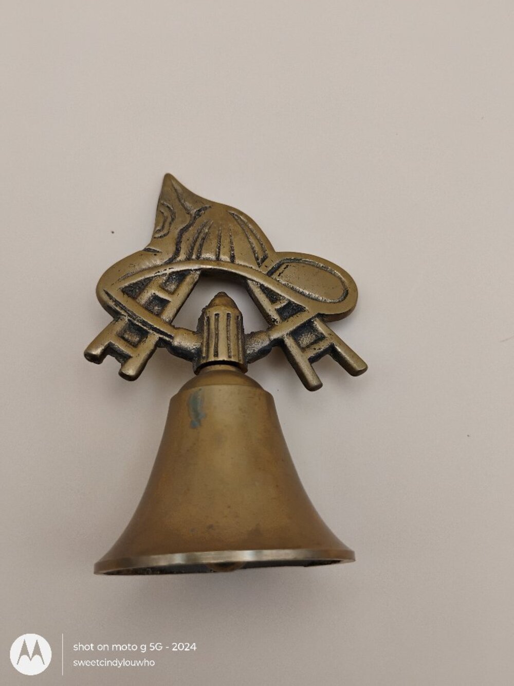 brass dinner bell firemans helmet hat and ladders design at top vintage small sz